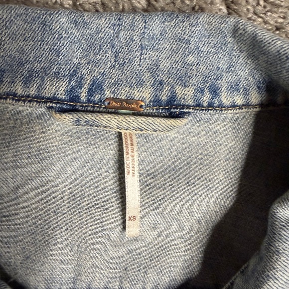 Free People Light Wash Distressed Denim Jacket Size XS - Picture 3 of 6